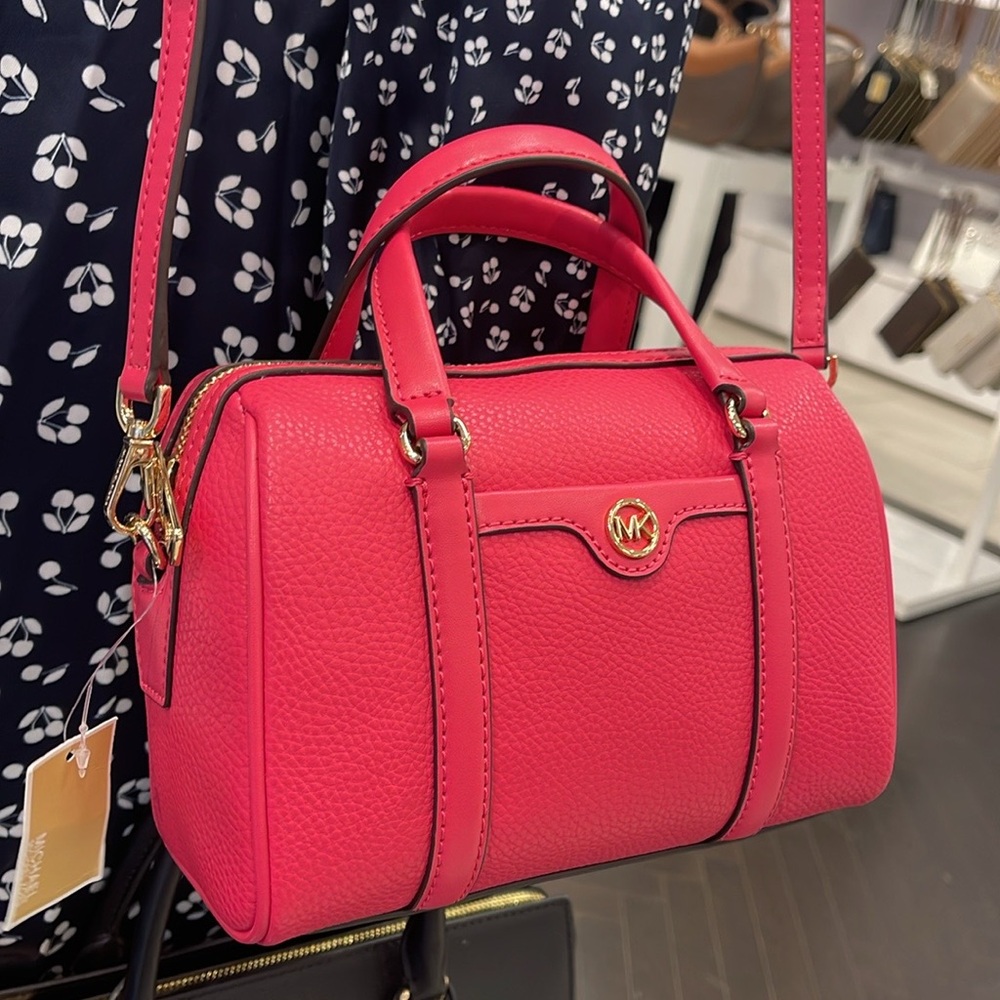 Michael Kors Travel Small Duffle Leather Crossbody Satchel Electric Pink
NWT - Picture 16 of 16